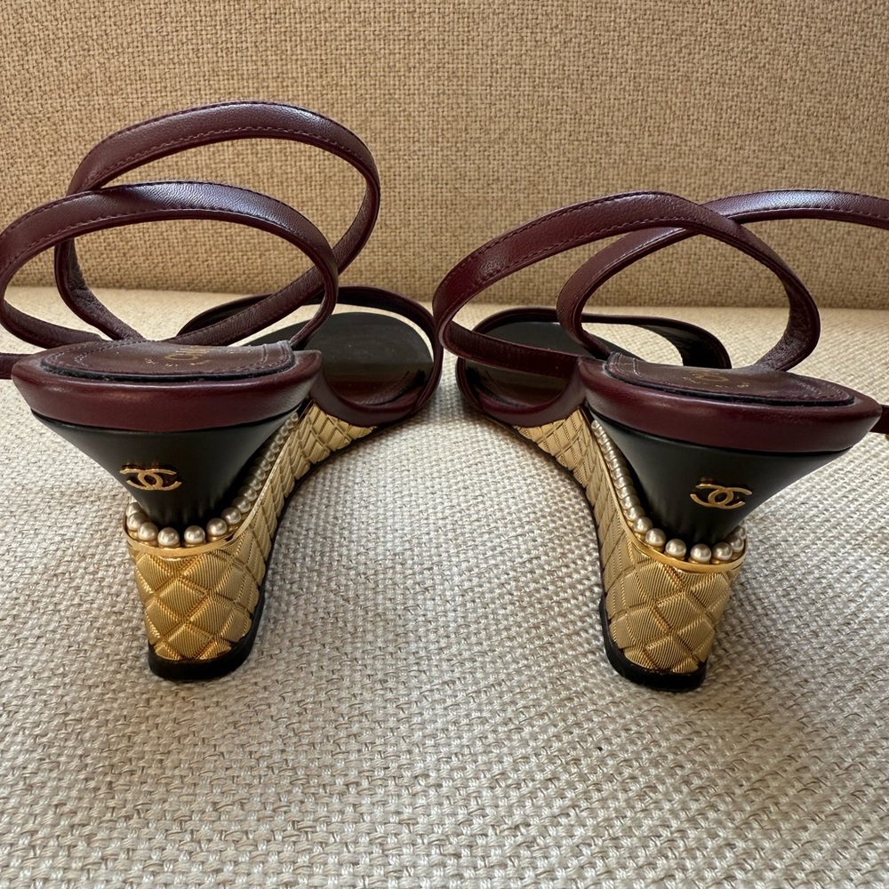 Chanel burgundy wedges with gold and pearl detail size 40 - Picture 6 of 8